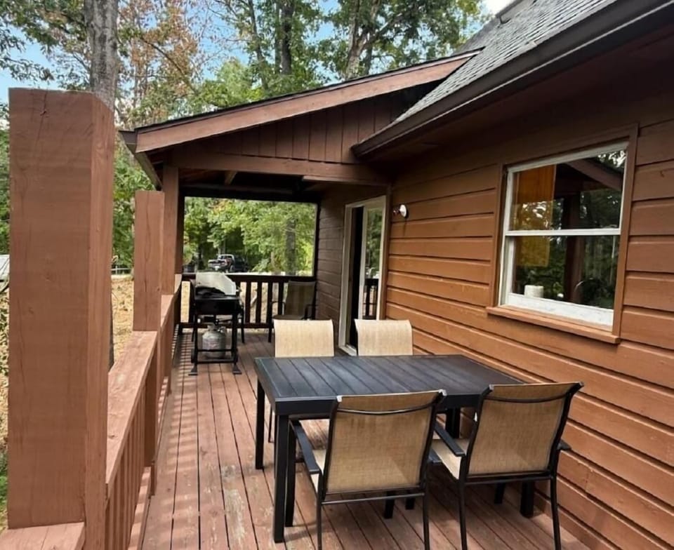 Cabin, 3 Bedrooms | Outdoor dining