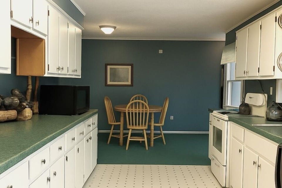 Chalet, 4 Bedrooms | Private kitchen | Coffee/tea maker, fridge, oven, toaster