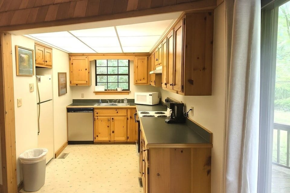 Cabin, 2 Bedrooms | Private kitchen | Coffee/tea maker, fridge, oven, toaster