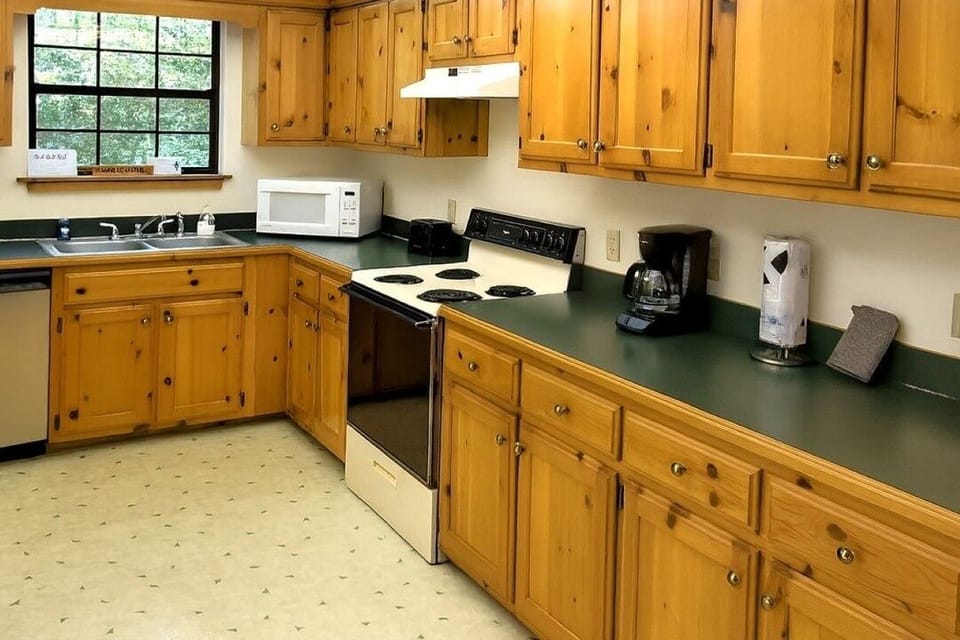 Cabin, 2 Bedrooms | Private kitchen | Coffee/tea maker, fridge, oven, toaster
