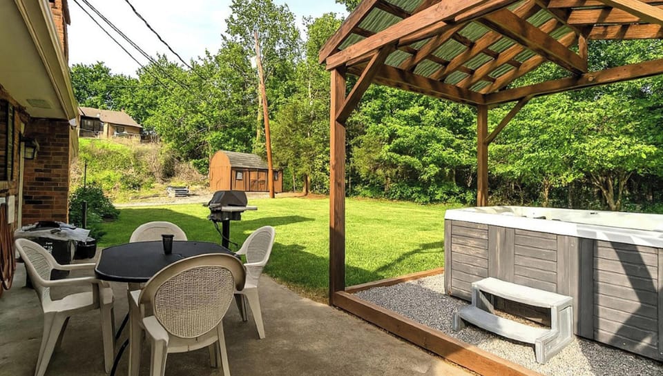 Chalet, 5 Bedrooms | Outdoor dining