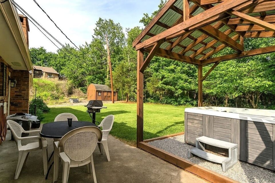 Chalet, 5 Bedrooms | Outdoor dining
