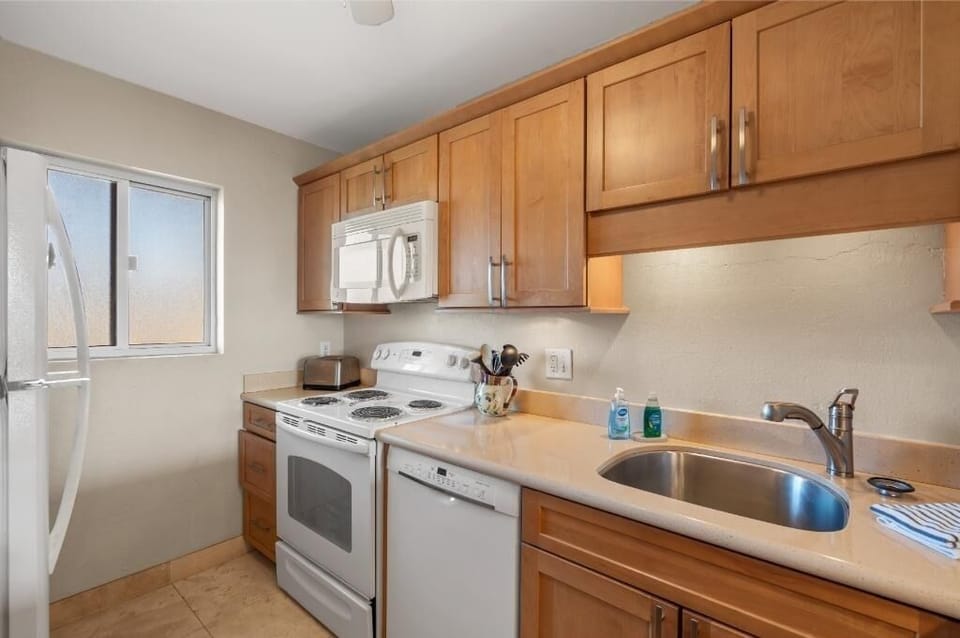 Condo, 2 Bedrooms | Private kitchen | Coffee/tea maker, fridge, oven, toaster
