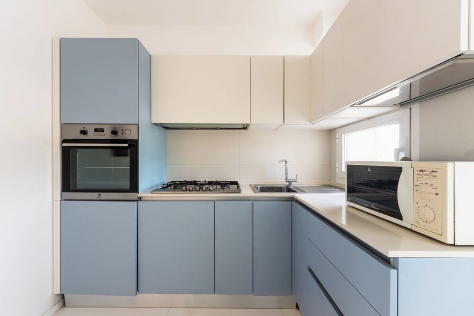 Kitchen Appliance, Kitchen, Major Appliance, Countertop, Cabinetry, Kitchen Stove, Interior Design, Home Appliance, Flooring, Stove