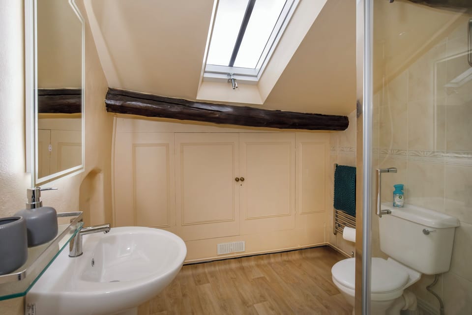 Double Room | Bathroom | Shower, free toiletries, hair dryer, towels