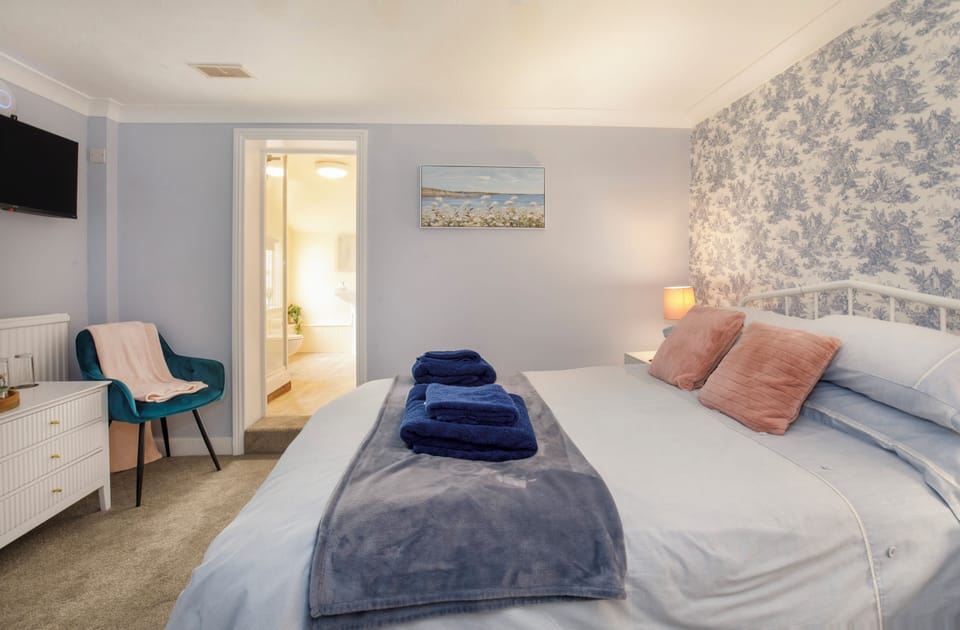 Double Room | In-room safe, desk, laptop workspace, blackout drapes
