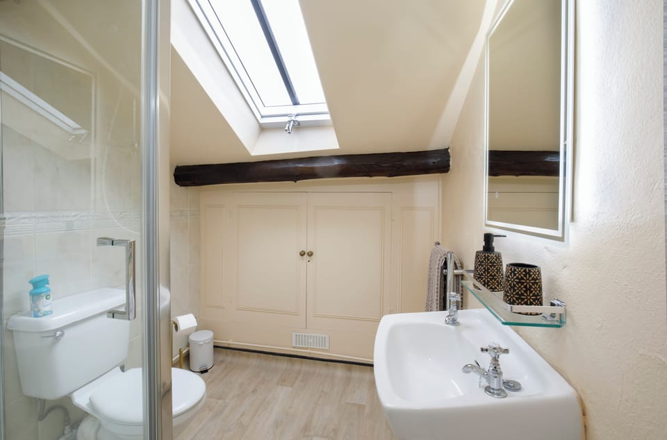 Double Room | Bathroom | Shower, free toiletries, hair dryer, towels