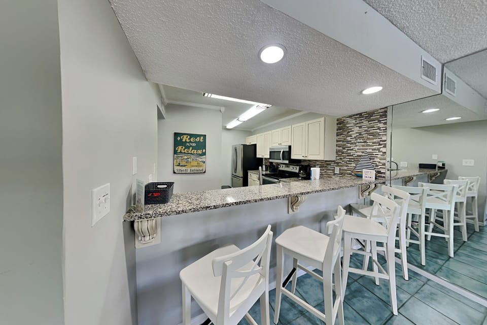 Kitchen - Breakfast Bar