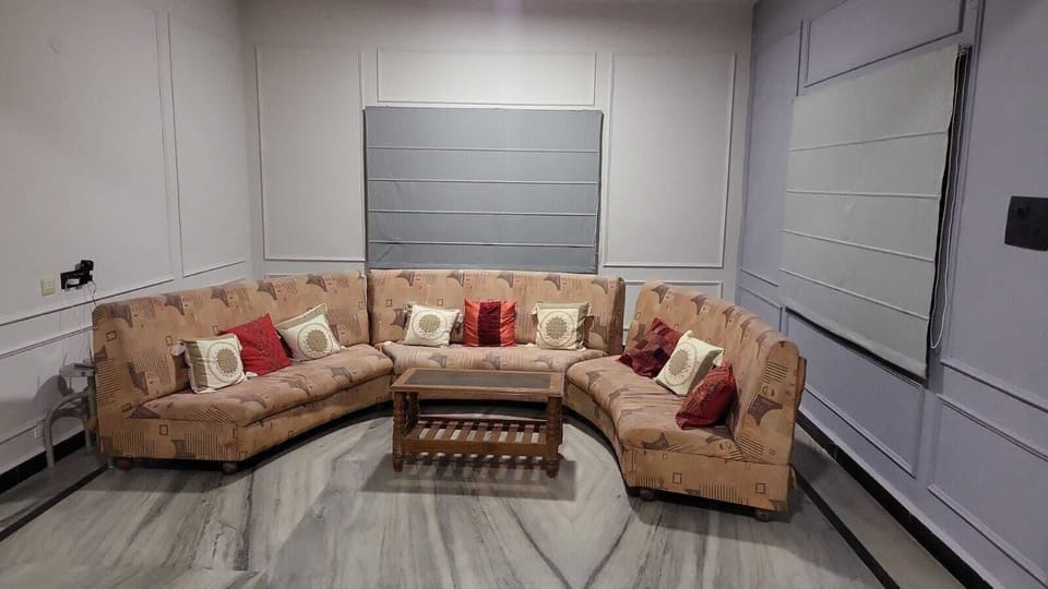 Deluxe Suite | Living area