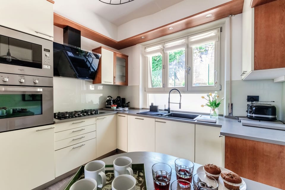 Apartment, Lake View | Private kitchen | Full-size fridge, microwave, oven, stovetop