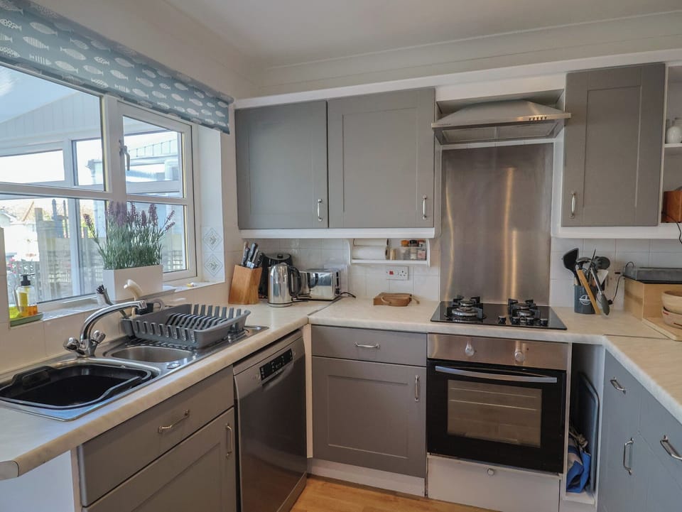 Dishwasher, cookware/dishes/utensils