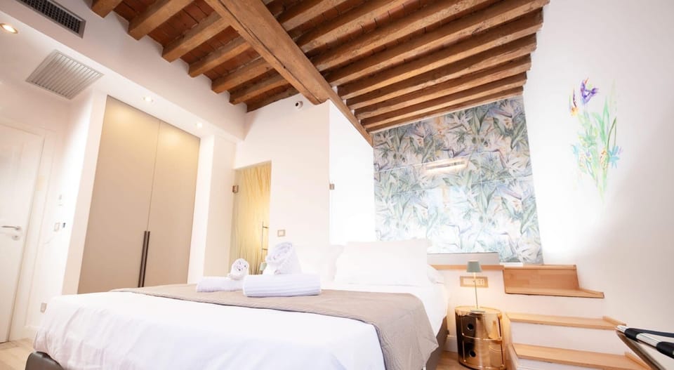 Deluxe Double Room | Minibar (free items), soundproofing, WiFi (free)