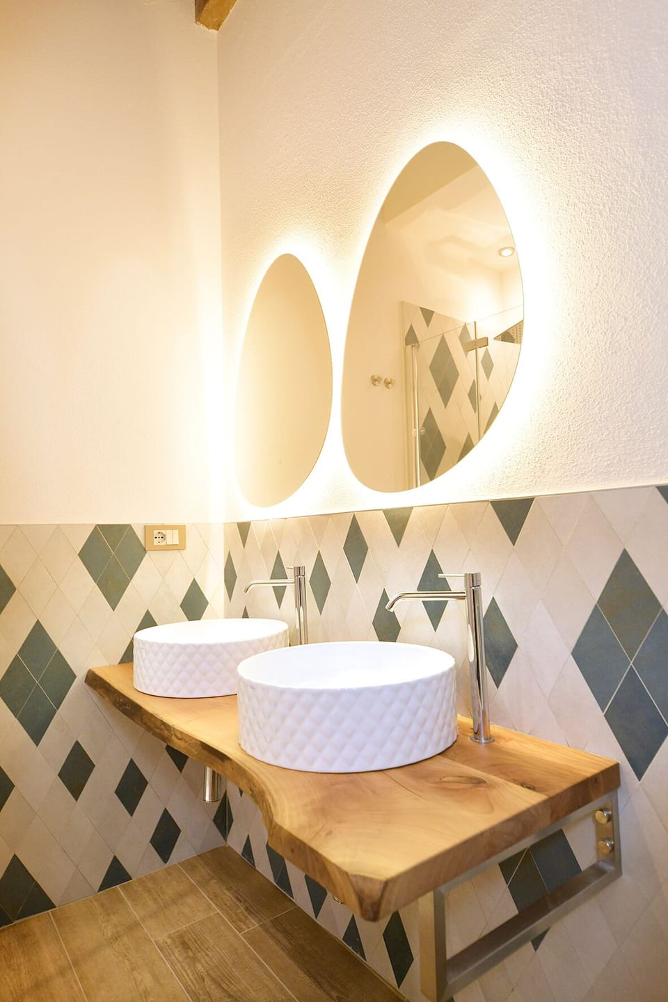 Deluxe Double Room | Bathroom | Hair dryer, slippers, towels, soap