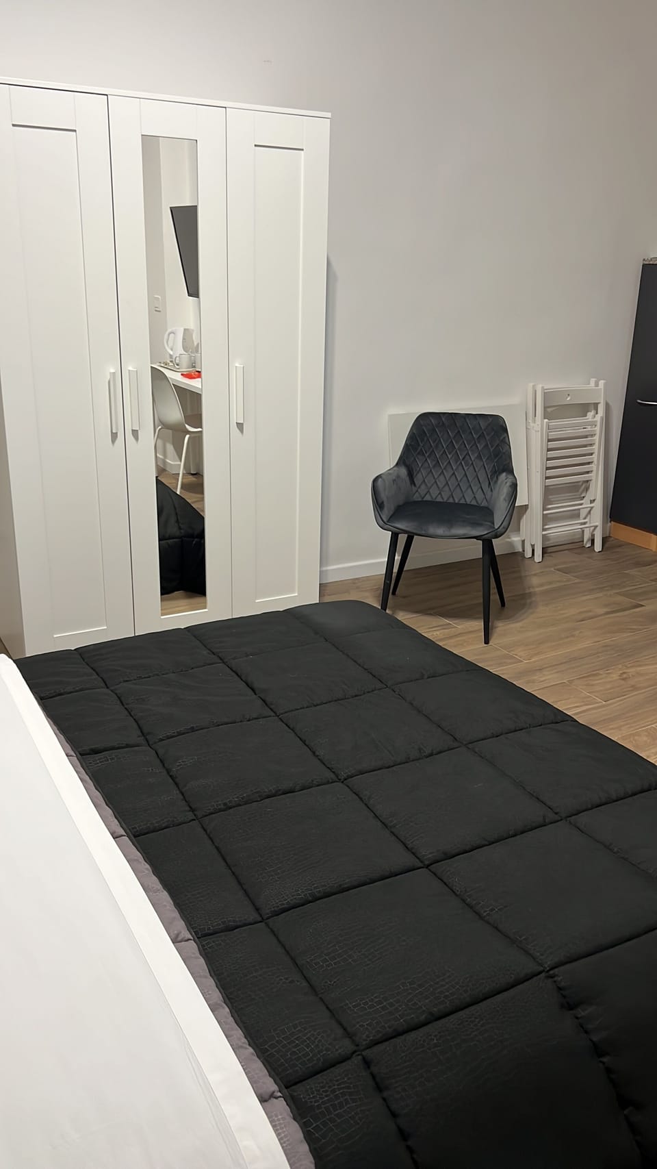 Desk, WiFi (free)