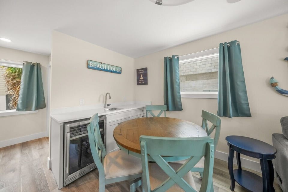 1st Floor Wet Bar