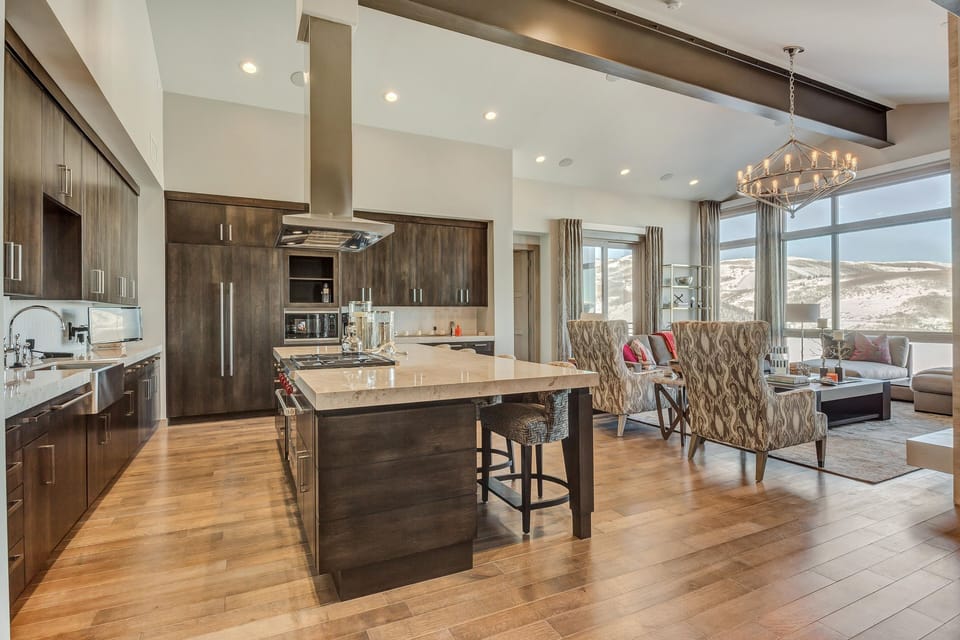 Flooring, Floor, Hardwood, Room, Indoors
