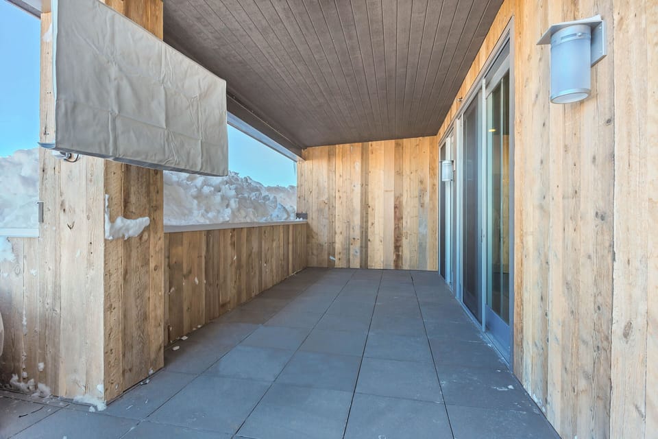 Flooring, Floor, Hardwood, Corridor, Building