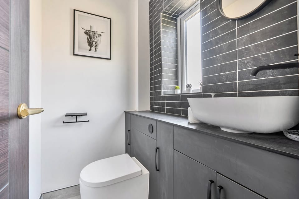 Aylesbury - Sleeps 6 - Parking - Central Location House in Aylesbury