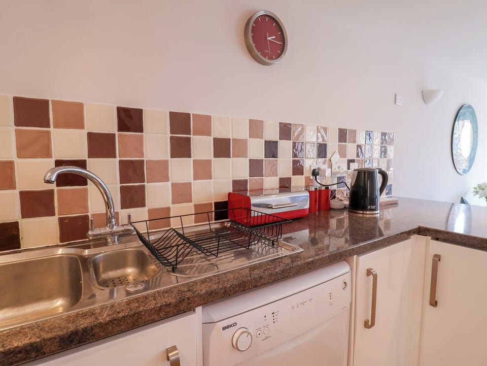Dishwasher, cookware/dishes/utensils