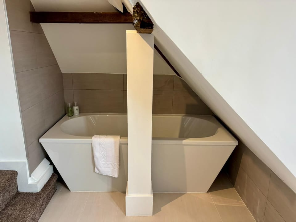 Double Room, 1 King Bed | Bathroom | Towels, soap, shampoo, toilet paper