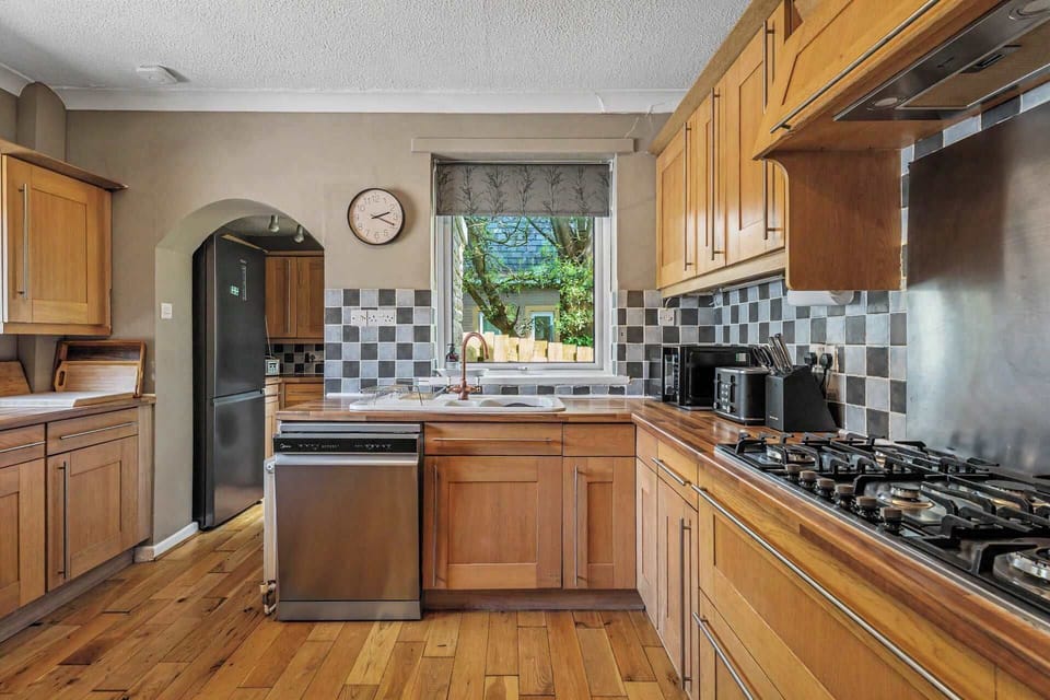 A beautifully finished kitchen, fully equipped with everything guests need for relaxed breakfasts, family meals and easy evenings in.