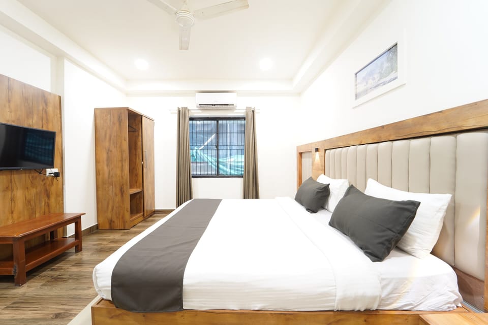 Deluxe Room, City View | Laptop workspace, free WiFi