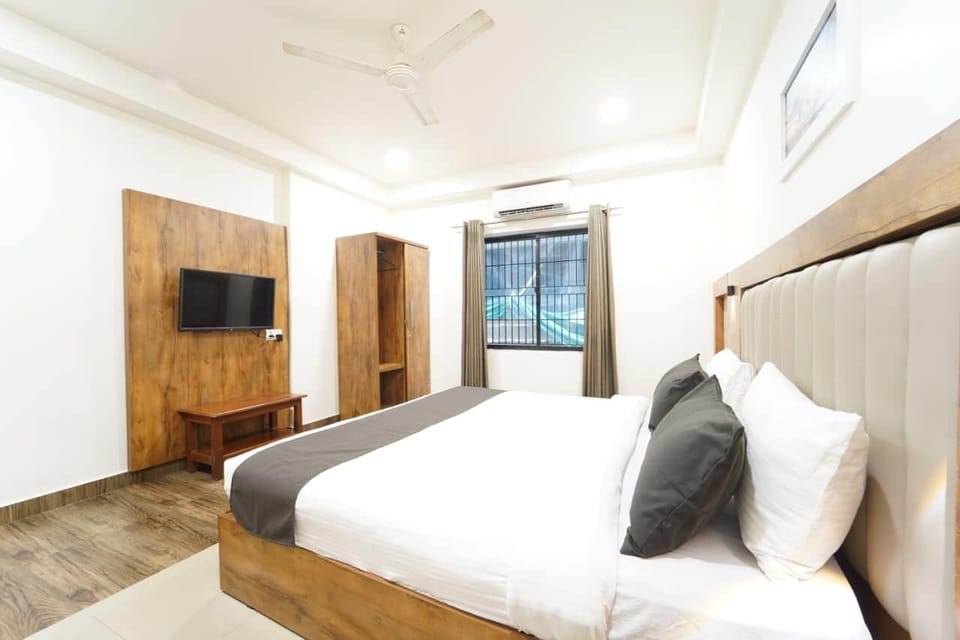 Deluxe Room, City View | Laptop workspace, free WiFi