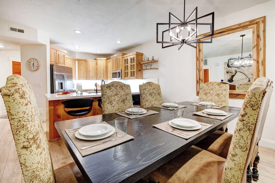 Town Pointe B102 offers an inviting dining table with seating for 6 guests.