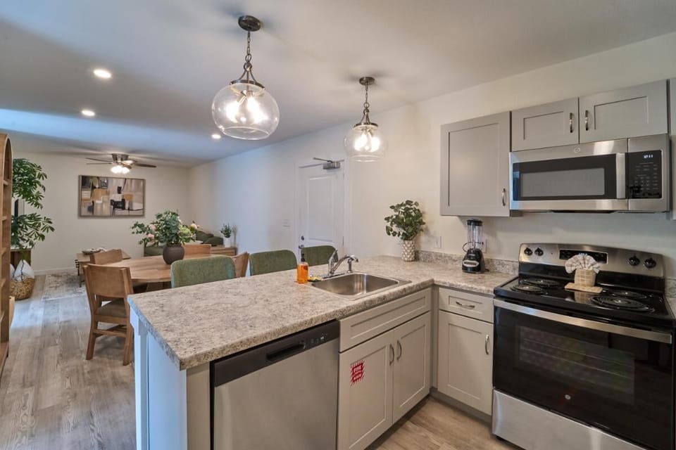 Condo, 2 Queen Beds (The Ruby 100) | Private kitchen
