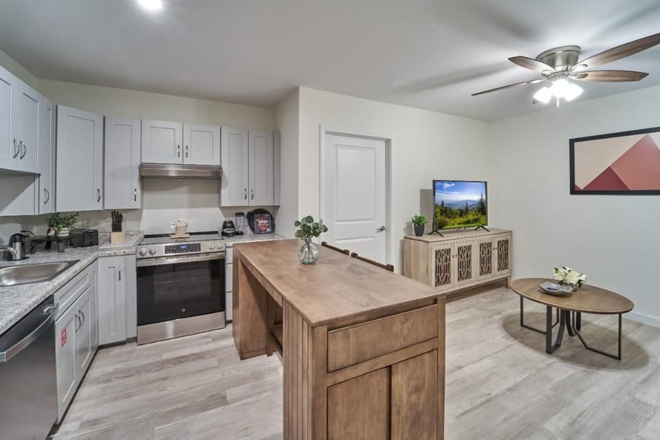 Condo, 1 Queen Bed with Sofa bed (The Ruby 102) | Private kitchen