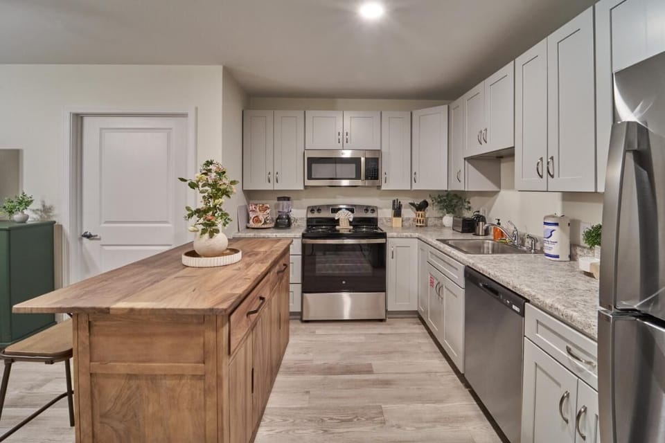 Condo, 1 Queen Bed with Sofa bed (The Ruby 103) | Private kitchen