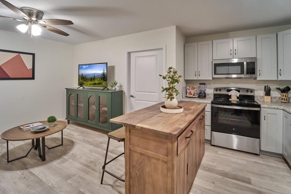 Condo, 1 Queen Bed with Sofa bed (The Ruby 103) | Private kitchen