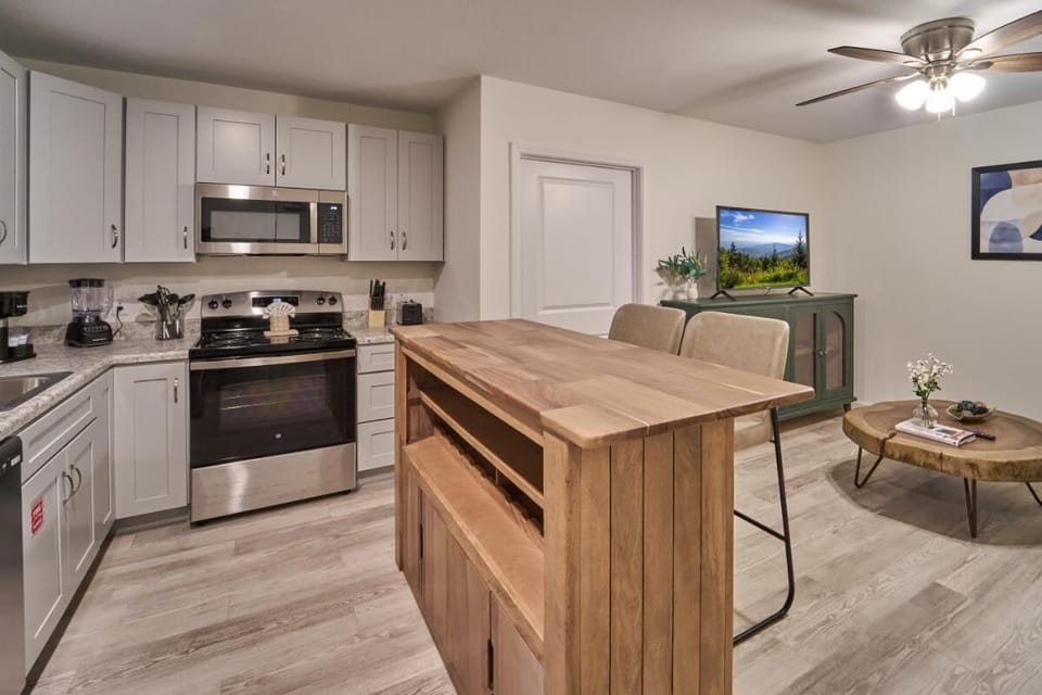 Condo, 1 Queen Bed with Sofa bed (The Ruby 105) | Private kitchen