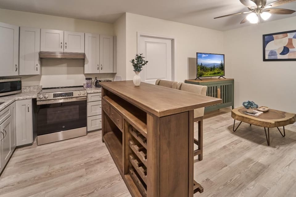 Condo, 1 Queen Bed with Sofa bed (The Ruby 109) | Private kitchen