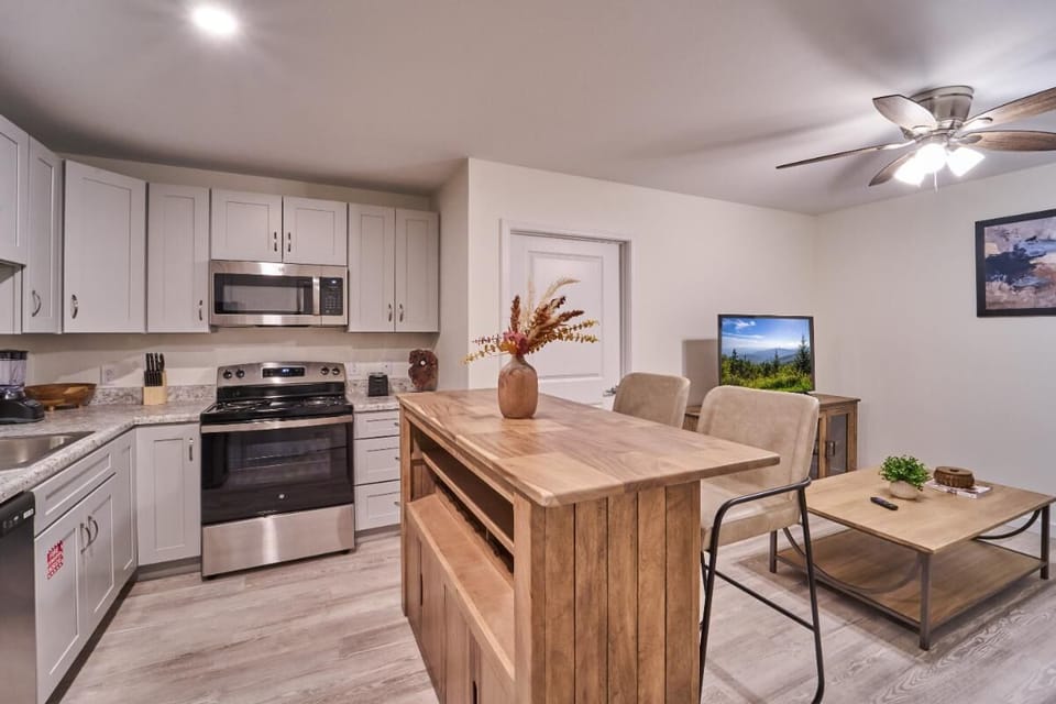 Condo, 1 Queen Bed with Sofa bed (The Ruby 209) | Private kitchen