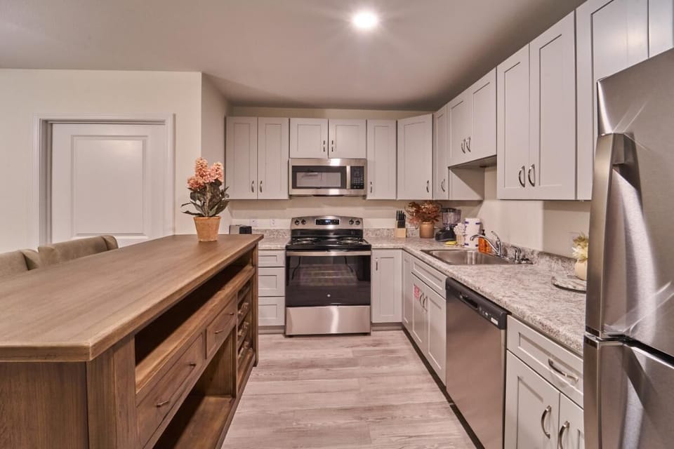 Condo, 1 Queen Bed with Sofa bed (The Ruby 312) | Private kitchen