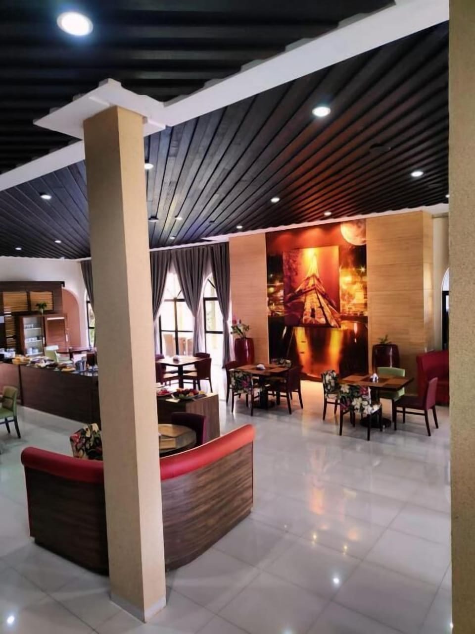 Free daily buffet breakfast