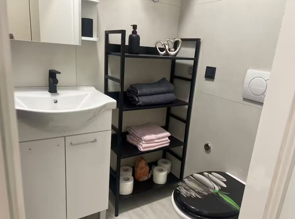 Double Room (Double Room) | Bathroom | Shower, towels