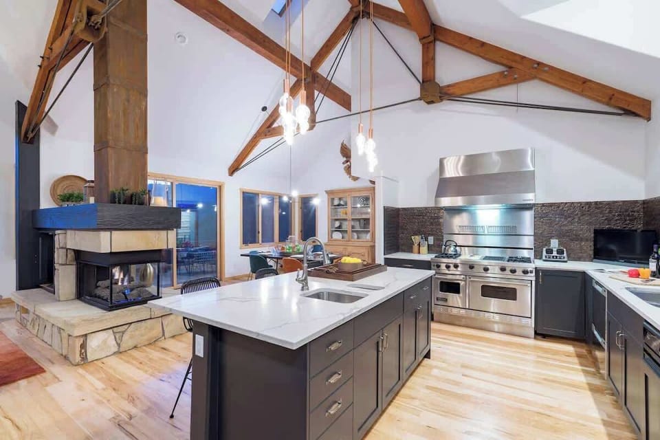 Kitchen: Viking Range oven and stovetop, KitchenAid refrigerator, Keurig, drip coffee maker