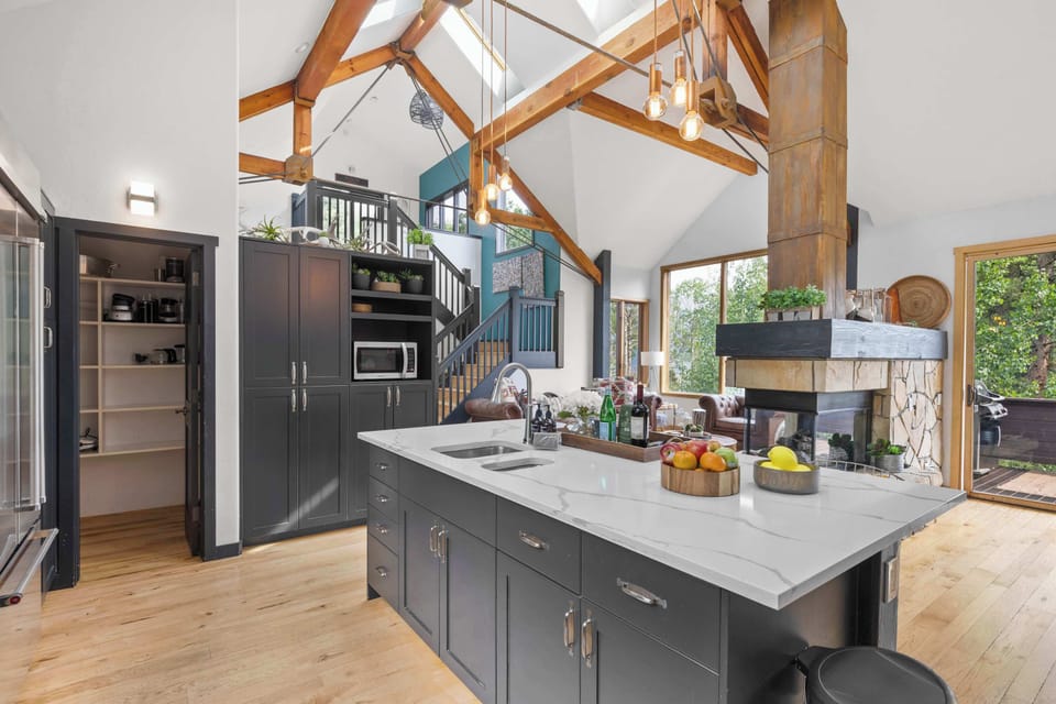 Kitchen: Viking Range oven and stovetop, KitchenAid refrigerator, Keurig, drip coffee maker
