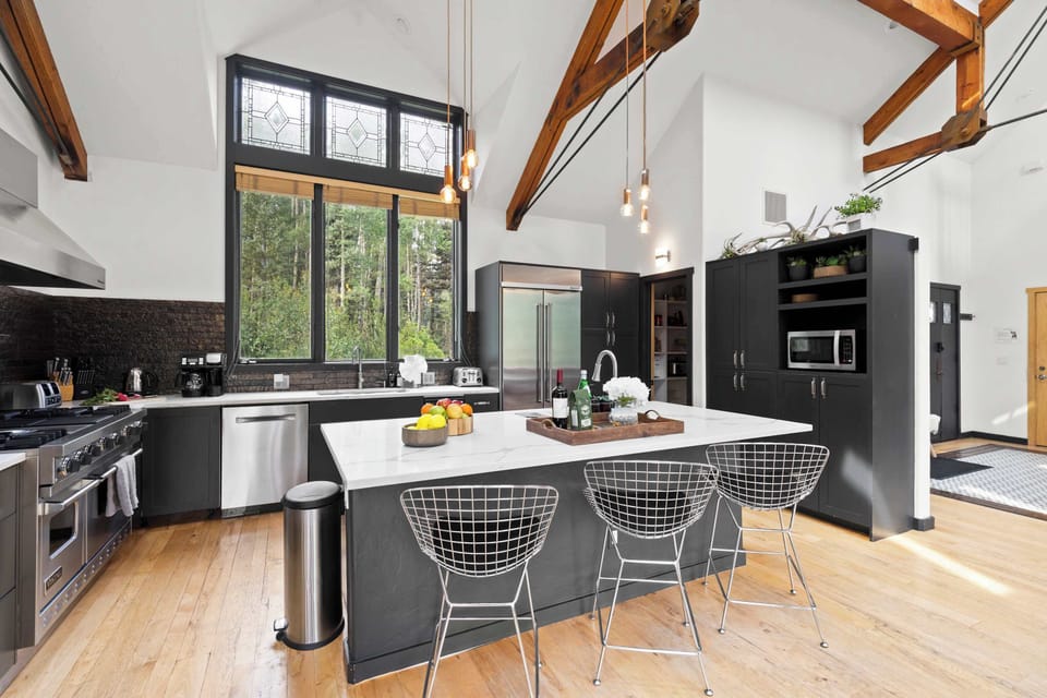 Kitchen: Viking Range oven and stovetop, KitchenAid refrigerator, Keurig, drip coffee maker