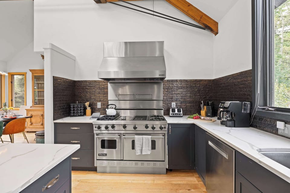 Kitchen: Viking Range oven and stovetop, KitchenAid refrigerator, Keurig, drip coffee maker