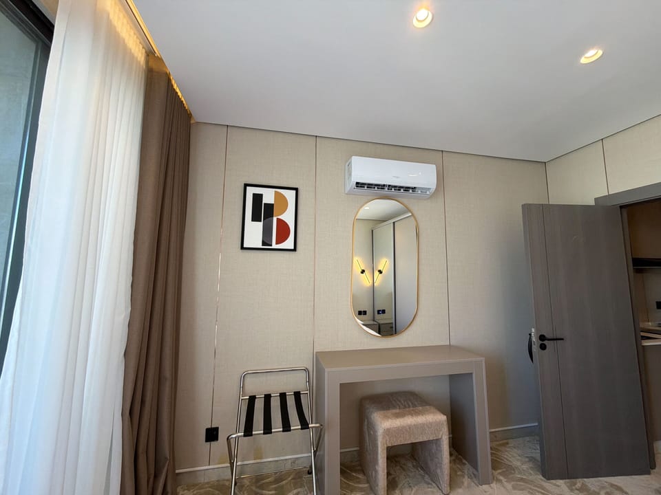 Apartment, 1 Bedroom, Accessible, Smoking | Living room