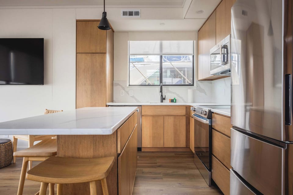 Kitchen Alt. View - Break Awai