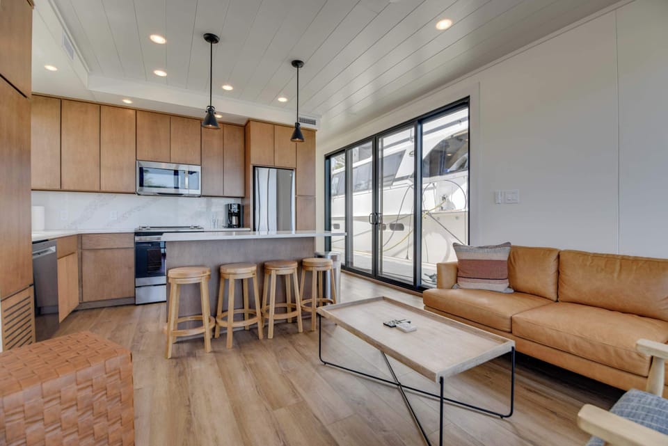 Living Overview - Away Awai