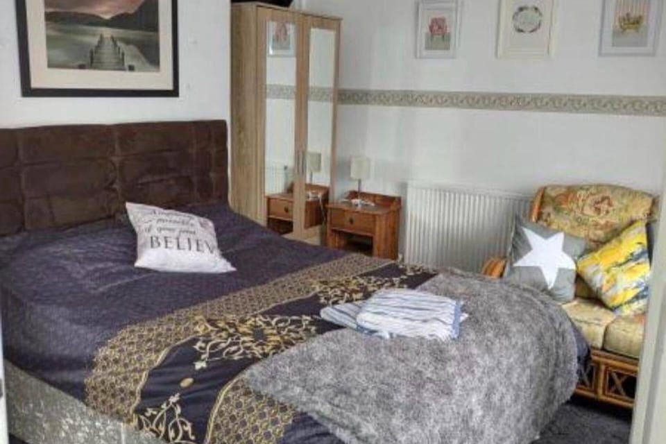4 bedrooms, iron/ironing board, WiFi (free), bed sheets