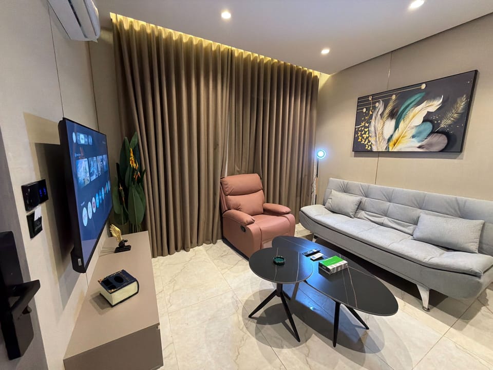 Apartment, 1 Bedroom, Accessible, Smoking | Living room