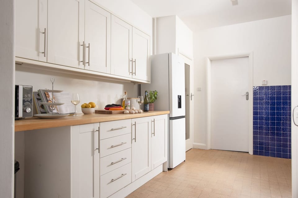 Large kitchen, double oven, grill, microwave, fridge freezer - Folneth