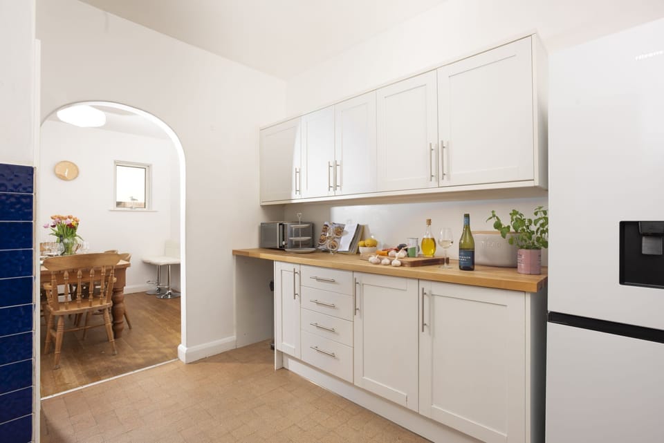Kitchen leading to dining area, toaster, kettle and cooking facilities - Folneth