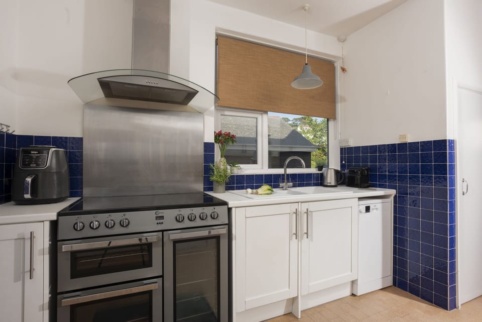 Kitchen, oven, hob, sink, Nespresso pod machine - Folneth